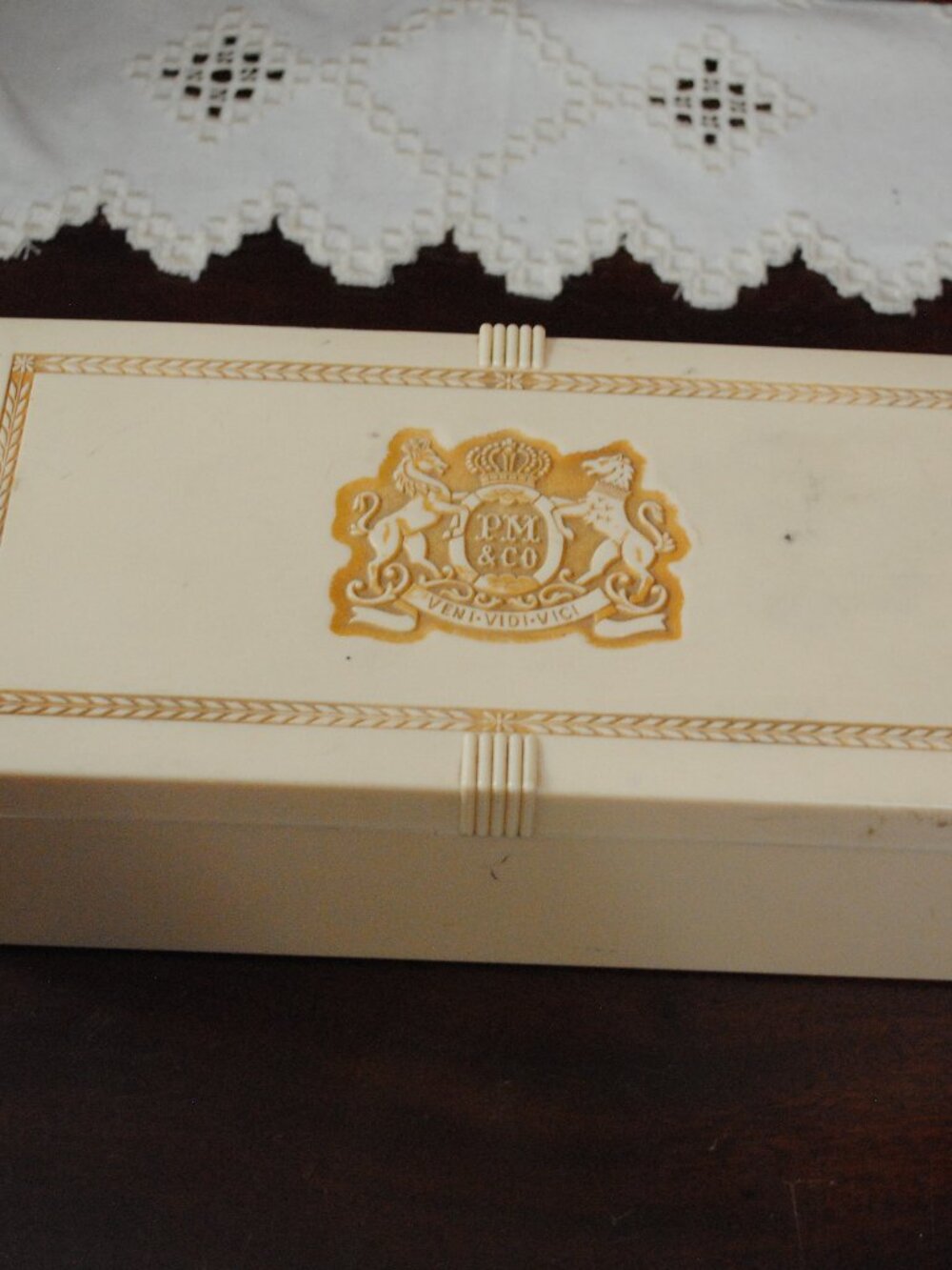 Vintage PM &Co Large Tobacco Box Phillip Morris Veri Vidi Vici Celluloid Plastic